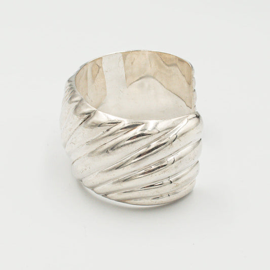 ティファニー スカルプテッド カフ