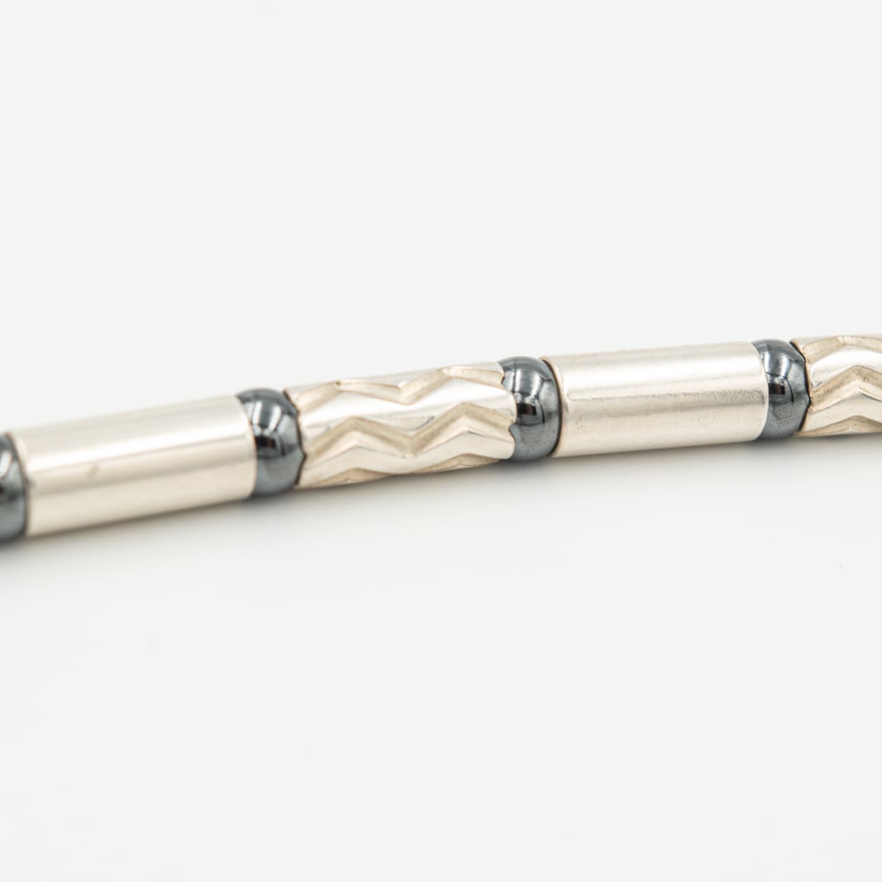 ティファニー エッチド ブレスレット アズテック ジグザグ ヘマタイト