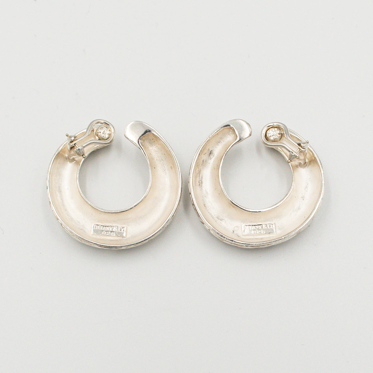 ティファニー テクスチャード フープ イヤリング