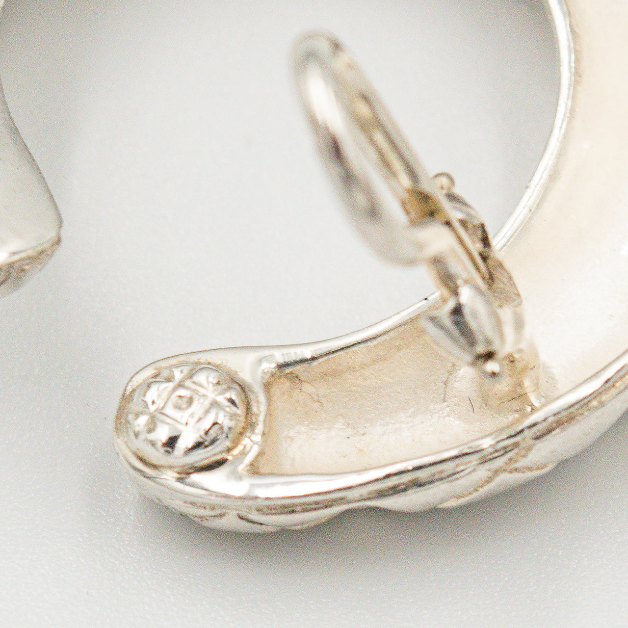 ティファニー テクスチャード フープ イヤリング